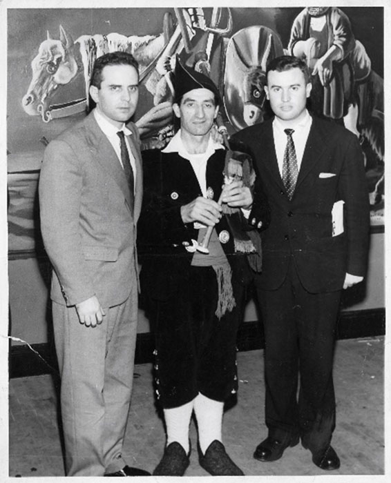 Con el Gaitero Mayor de Asturias y Fermín Suárez en el Club España de Nueva York, 1960