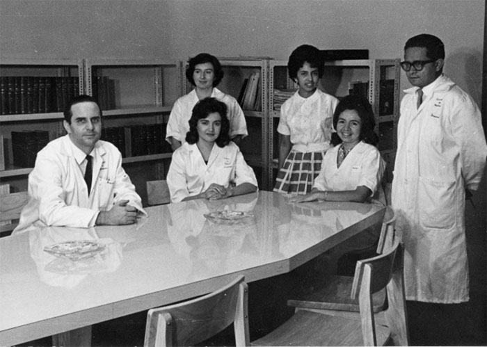 Departamento de Bioquímica, Univ. de San Salvador: Carlos a la izda. de la imagen junto a las Dras. Sagastume y Lenins sentadas y en pie la Dra. de Santos, Elvira Gálvez y el Dr. Adrián Roque