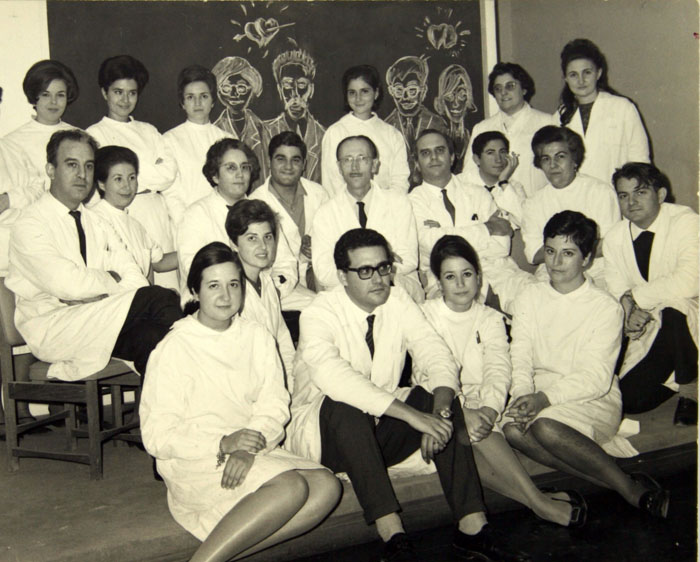 La foto del grupo de Sols, con Carlos Asensio a su izquierda se tomó en 1967 ó 1968. Pintados en la pizarra por Carlos aparecen los dos matrimonios que estaban fuera en esos años (Carlos y Juana María Gancedo en Alemania y los Sillero en Nueva York)