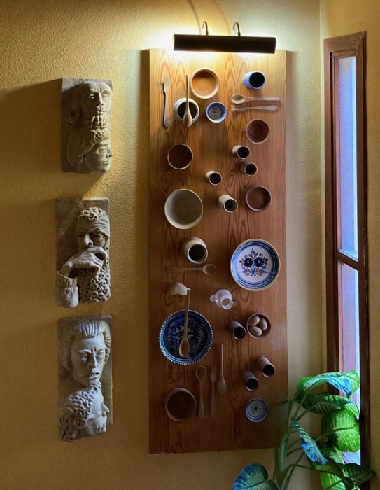 Esculturas en piedra y tablero creados por Carlos Asensio para representar la última Cena