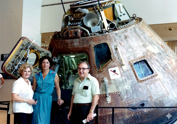 Esther Sampedro, junto con Juan Oró y su esposa, en una visita de Carlos y Esther a Houston en las instalaciones de la NASA en 1982