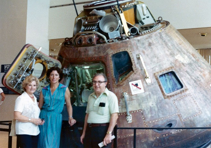 Esther Sampedro, junto con Juan Oró y su esposa, en una visita de Carlos y Esther a Houston en las instalaciones de la NASA en 1982